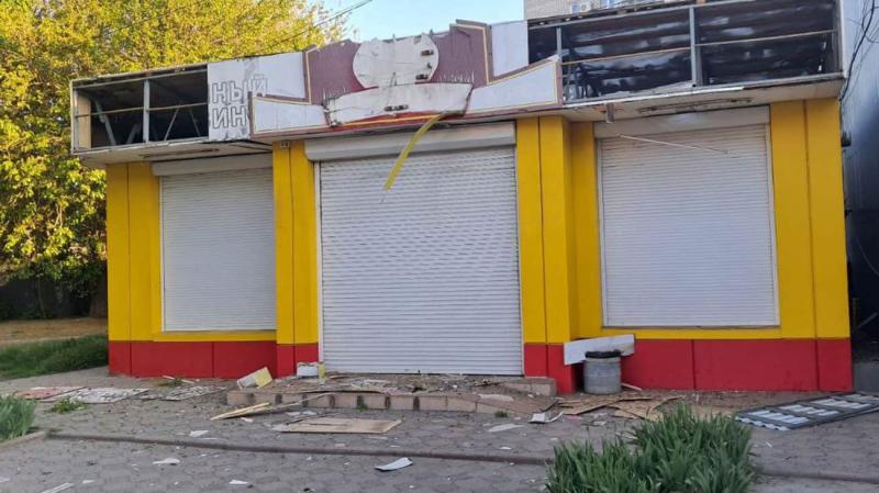 Російські війська здійснили напад на Нікополь, внаслідок чого зазнали пошкоджень магазини, спортивний клуб та дві багатоповерхові будівлі.