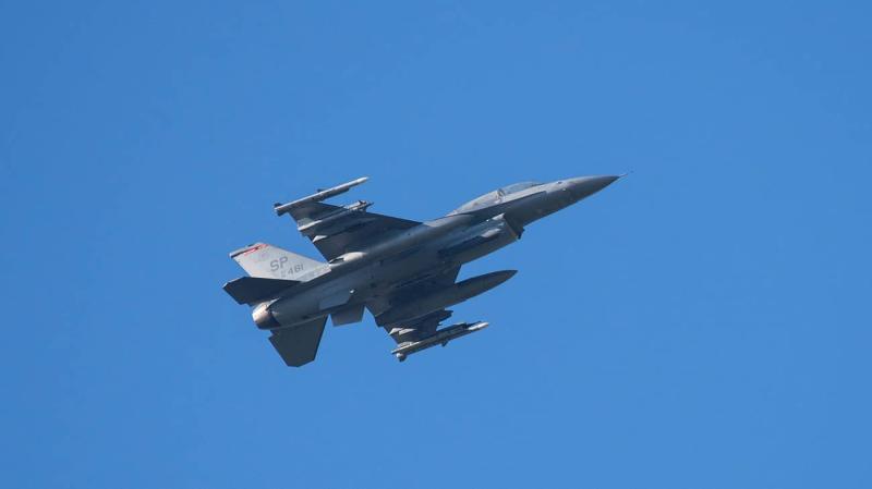 Україна втратила літак F-16: пілот зміг відвести машину подалі від населеного району та успішно катапультувався - Повітряні сили.