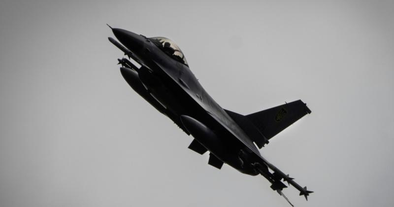Повітряні сили повідомили про те, що втратили контакт з літаком F-16; пілота вдалося евакуювати.