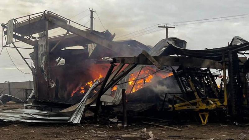 Атака дронів з Росії: в Сумській області загинув чоловік, виникли пожежі на складах і зруйновані житлові будинки.