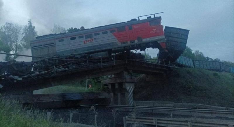 У Росії стався обвал ще одного мосту: місцеві жителі повідомляють про вибух (фото)