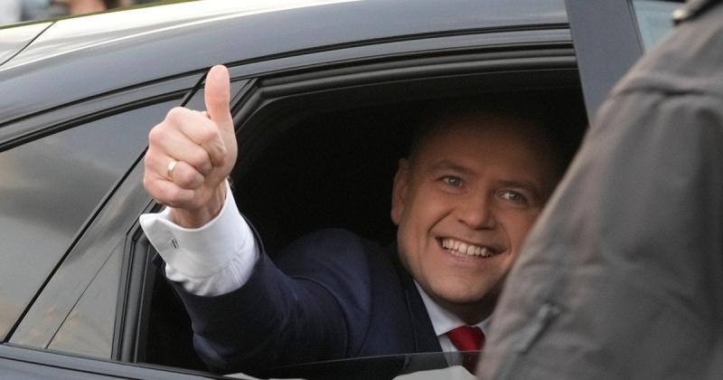 Кароль Навроцький був обраний президентом Польщі: результати підрахунку голосів офіційно становлять 100%.