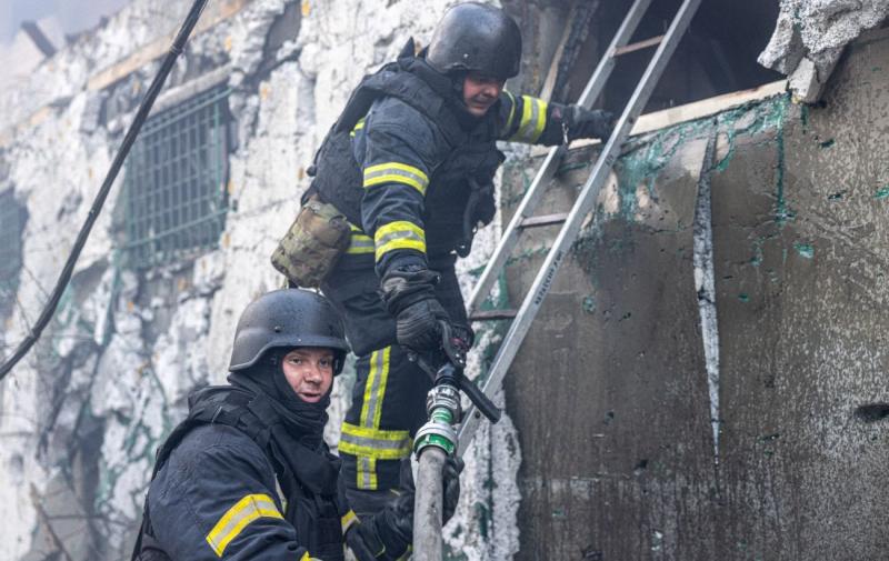 Знищення споруд та вогняні спалахи: ДСНС продемонстрували результати агресії РФ на Харків та його околиці.