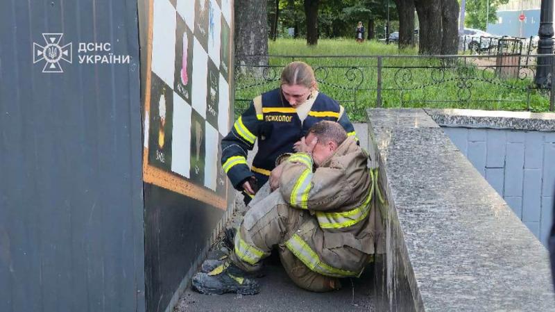 Внаслідок нічної атаки на Київ загинули троє рятувальників, повідомляє МВС.