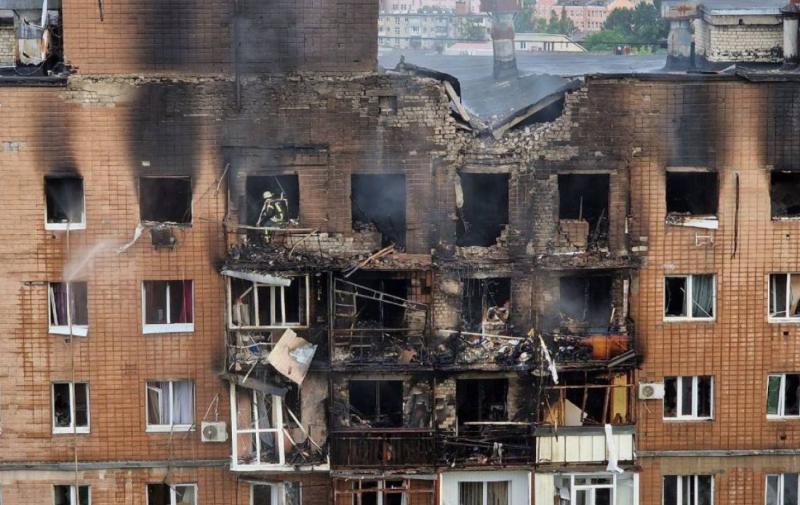 Пожежі, жертви та постраждалі: опубліковано знімки наймасштабнішого удару Росії по Харкову.