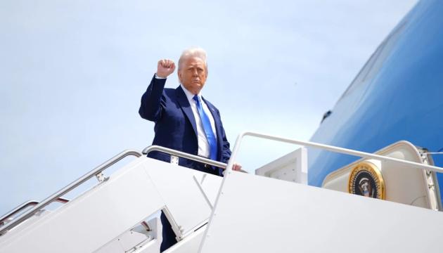 Трамп спіткнувся на сходах літака — користувачі соцмереж згадали, як він колись з цього приводу глузував з Байдена.