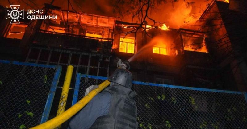 Російські війська обстріляли Одесу, внаслідок чого одна особа загинула, є постраждалі, а також пошкоджено пологовий будинок, повідомляє обласна військова адміністрація.