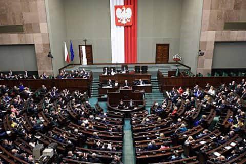 Правляча партія Польщі та консервативна опозиція досягли однакового рівня підтримки в опитуваннях.
