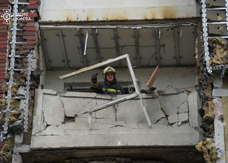 У Києві вночі російські війська завдали удару по 27 об'єктам.