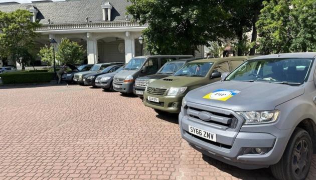 Британські волонтери доставили нову партію позашляховиків для українських силовиків.