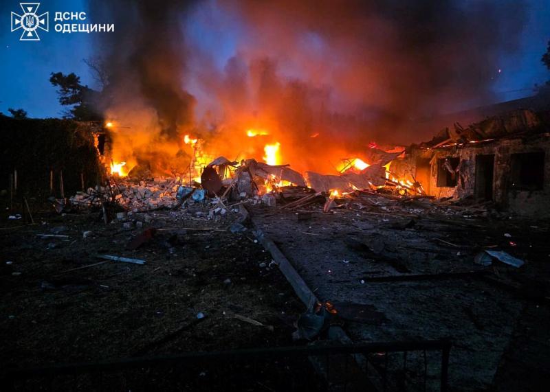 Атака на Одещину: вогонь охопив станцію швидкої допомоги та житлові будівлі.