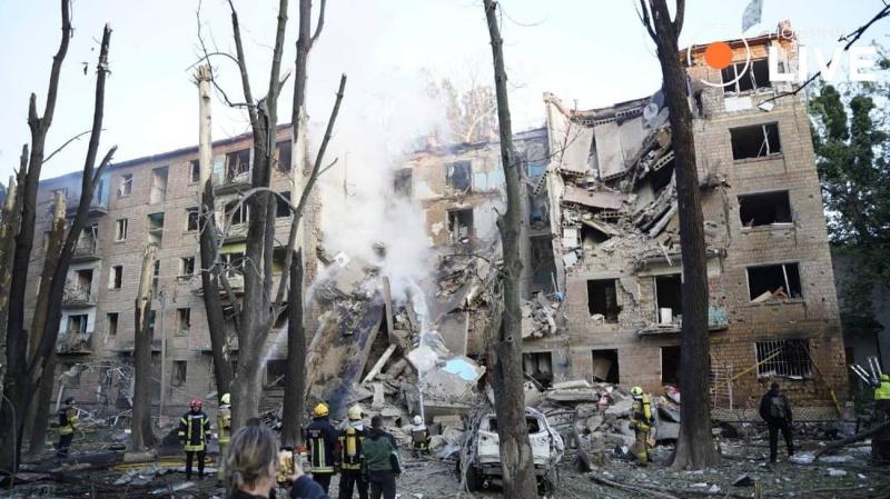 Чотири особи загинули та 13 отримали поранення в результаті комбінованого обстрілу Києва з боку Росії, повідомляє Міністерство внутрішніх справ.