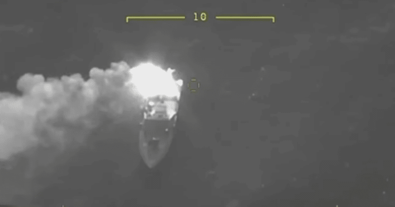 Військово-морські сили України знищили ворожий катер, що перевозив десант. Момент його ліквідації був зафіксований на відео.
