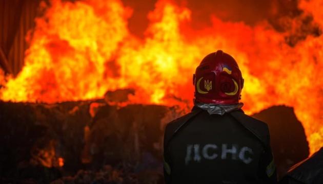 У Запоріжжі сталася атака безпілотників: виникли пожежі, постраждали підприємство та гаражі.