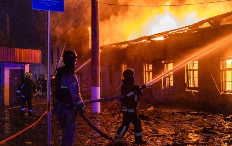 Вогонь, постраждалі та знищення: опубліковані знімки наслідків обстрілів Харкова та прилеглих територій.
