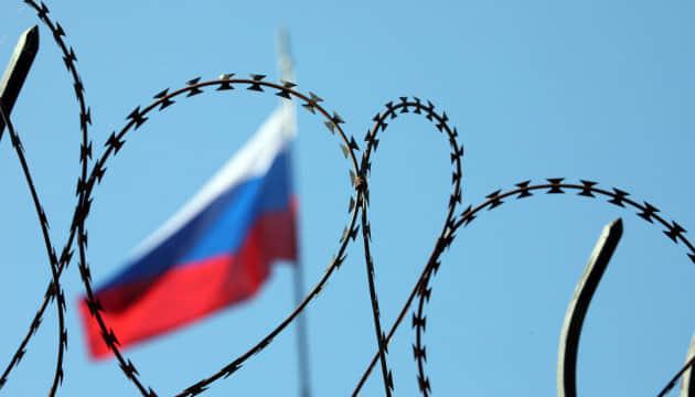 Демократичні сенатори розпочали розслідування щодо рішення Трампа призупинити санкції проти Росії.
