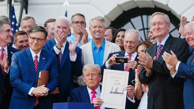 Трамп затвердив свій основний законопроект, відомий як 