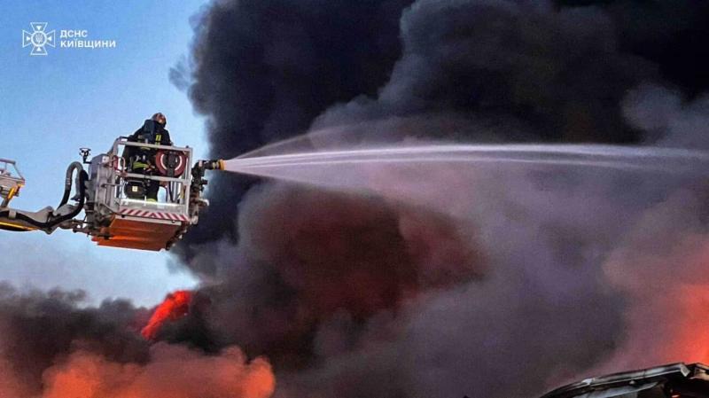 Рятувальні служби продемонстрували, як справляються з наслідками ворожих атак у Київській області.