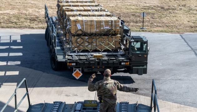Після перерви Україна знову отримує військову допомогу зі Сполучених Штатів, повідомляє Reuters.