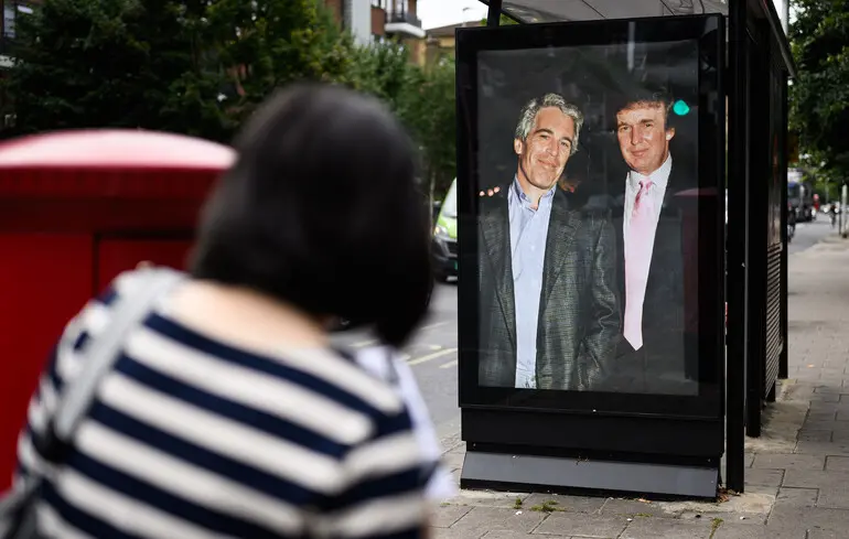 WSJ розповіла про лист, який Трамп надіслав суперечливому мільярдеру Епштейну: президент США погрожує виданням у суді.