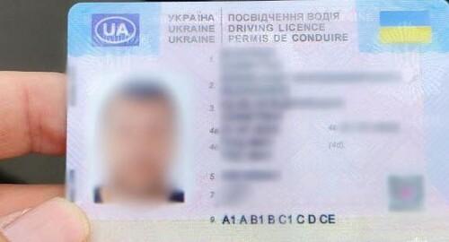У Харкові водій, що мав фальшиві водійські права, намагався втекти від відповідальності за керування автомобілем у стані сп'яніння.