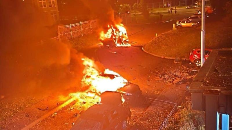 Дрони здійснили напад на Москву та її околиці: автомобілі спалахнули вогнем, а аеропорти зупинили свою діяльність.