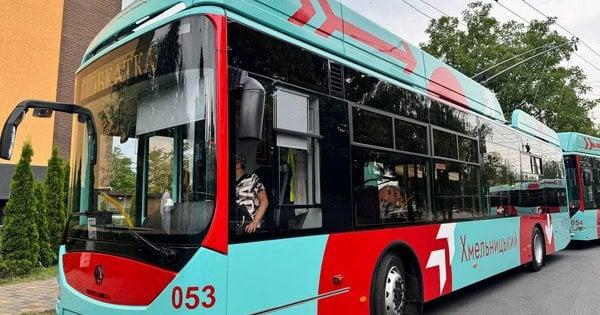 У Хмельницькому збільшили тарифи на проїзд у комунальному транспорті.