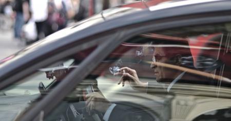 Куріння під час водіння — заплатіть штраф: які наслідки чекають за використання сигарет за кермом.