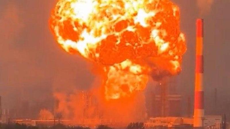 Масштабна атака безпілотників на території Росії: вогонь спалахнув на нафтопереробному заводі, радіозаводі, а також пролунали вибухи поблизу військового аеропорту.