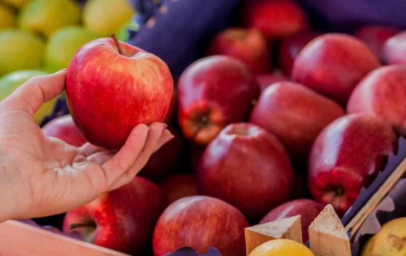 Чи перетворюються яблука на розкішний продукт? Які причини рекордно високих цін і що можна очікувати від майбутнього врожаю?