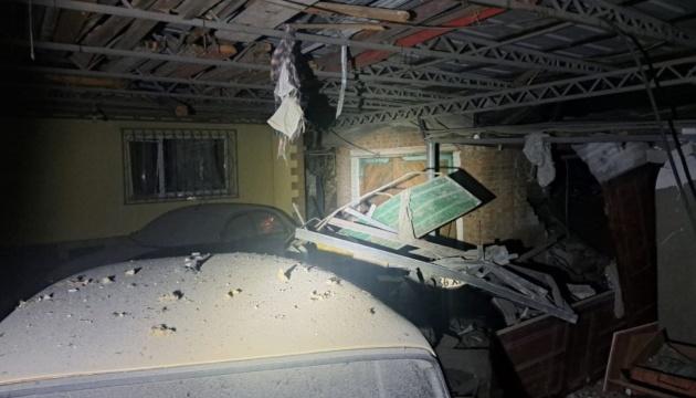 У Дніпропетровській області противник завдав ударів за допомогою дронів та артилерії: троє людей отримали поранення, зафіксовано значні руйнування.