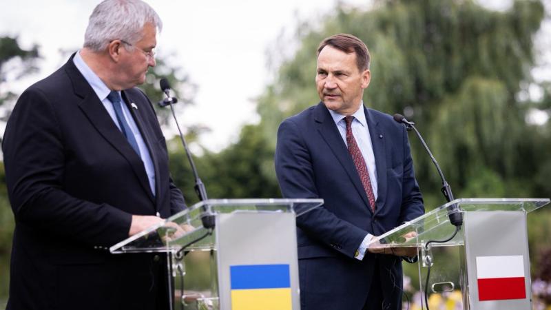 В Європі Путіна вважають відповідальним за військові злочини, тому можливість проведення переговорів з його участю тут є неможливою, зазначив Сікорський.