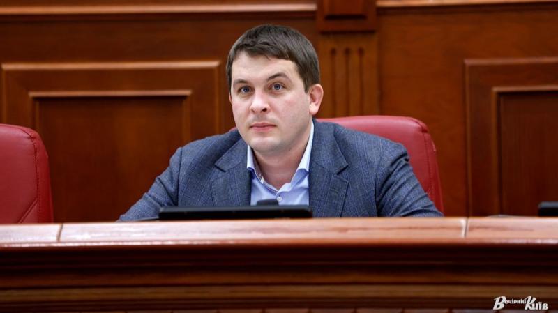 Суд ухвалив рішення про застосування нічного домашнього арешту до керівника апарату КМДА, в той час як прокуратура має намір оскаржити це рішення.