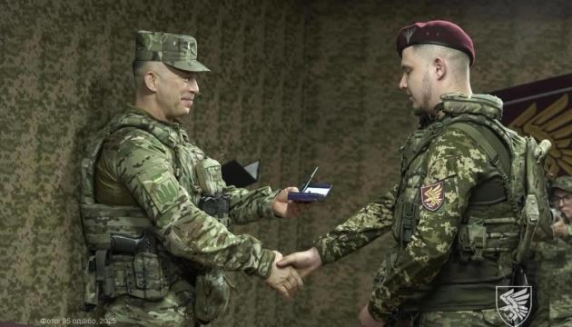 Сирський вручив нагороди бійцям десантно-штурмової бригади Полісся.