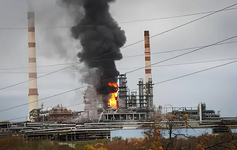 Українські безпілотники завдали удару по 13% обсягів нафтопереробки в Росії.