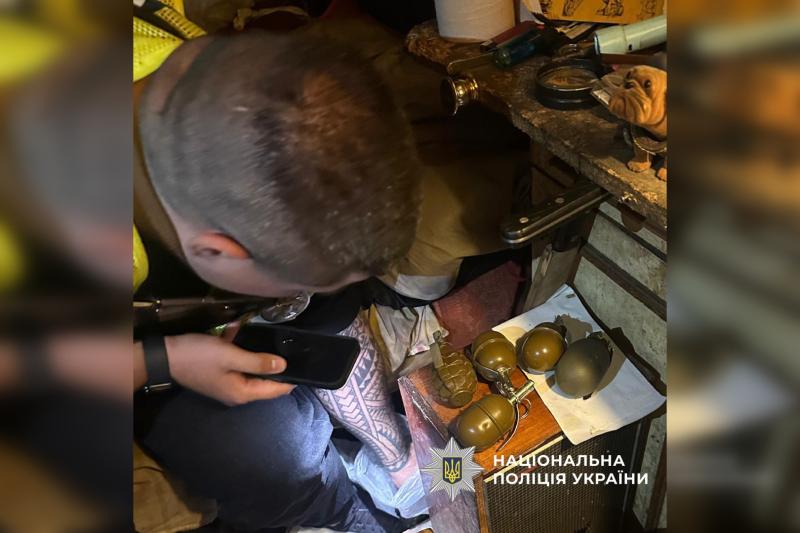 Гранати, патрони та димові шашки: у Харкові затримали чоловіка за незаконне зберігання зброї - Весь Харьков.