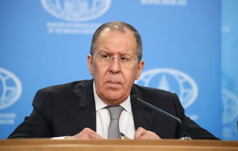 Лавров висловив думку про те, що Зеленського можна вважати президентом де-факто, проте він не підходить для укладення угоди.