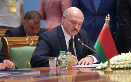 Лукашенко іронічно привітав Україну з 