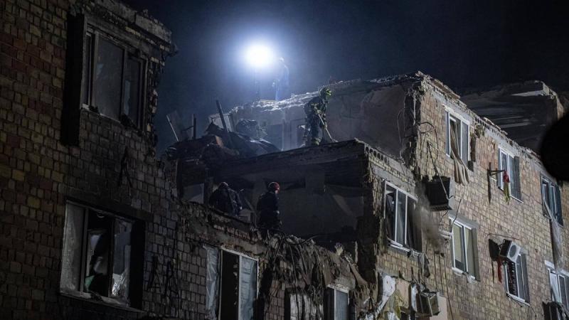 У Києві продовжуються роботи на території, де сталися руйнування через обстріл противника.
