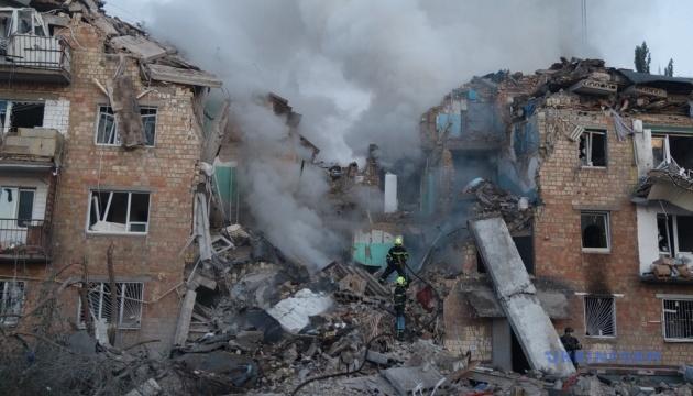 Сьогодні в Києві оголошено день скорботи за жертвами обстрілів, здійснених Російською Федерацією.