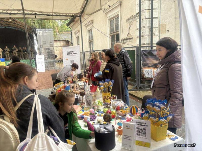 Благодійний фестиваль, концертна програма та творчі майстерні. У Палаці Потоцьких проходять урочистості з нагоди Дня захисників і захисниць.