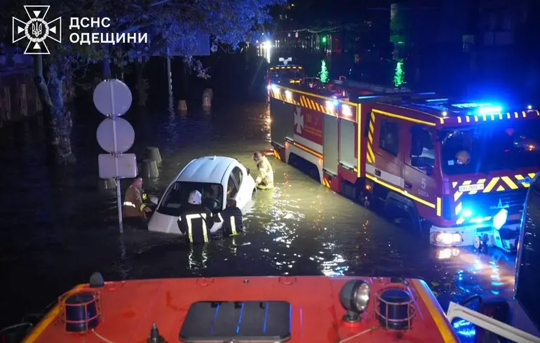 В Одесі вже зафіксовано дев'ять жертв внаслідок стихійного лиха. Державна служба з надзвичайних ситуацій опублікувала знімки наслідків потужного дощу.