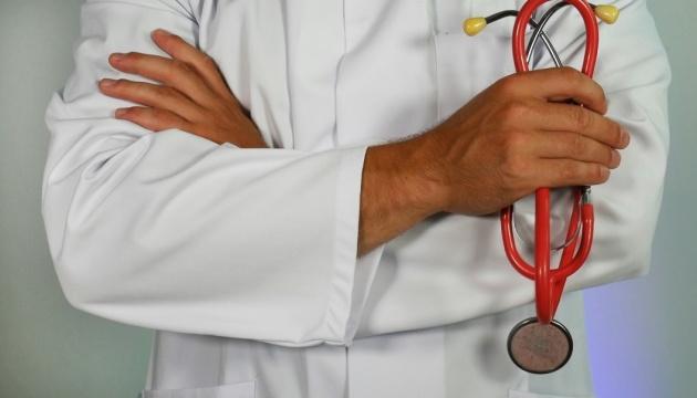 В Україні жінки становлять більшість серед пацієнтів з онкологічними захворюваннями, однак рівень смертності серед чоловіків є вищим, зазначає лікар.