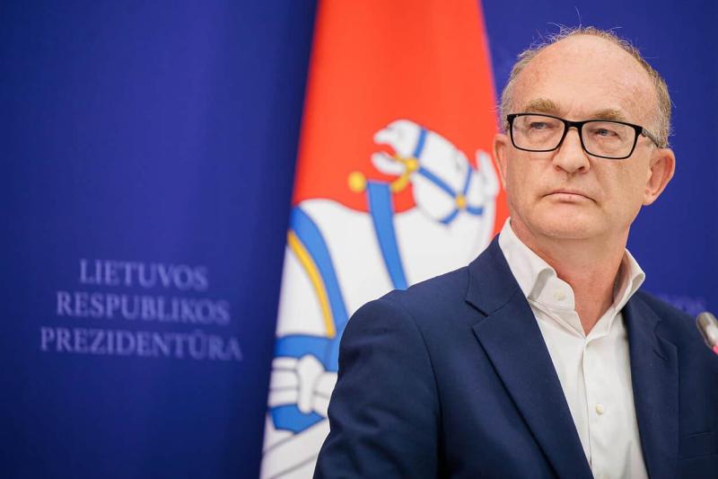 Президент Литви висловив свою позицію щодо ситуації, пов'язаної з його радником, який, ймовірно, з'явився на публіці у нетверезому стані.