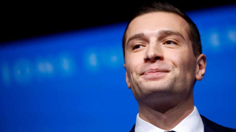 У Франції ультраправі партії закликають до проведення виборів після раптової відставки прем'єр-міністра.