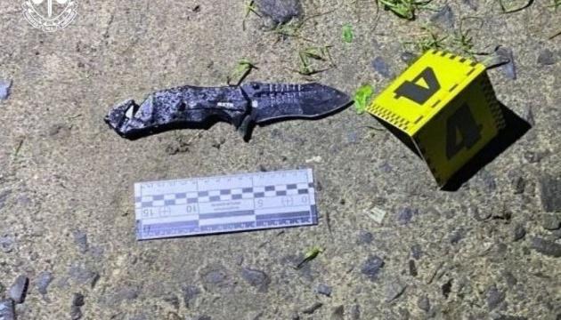 На Рівненщині чоловік наніс ножове поранення поліцейському під час затримання, внаслідок чого патрульні змушені були використати зброю.