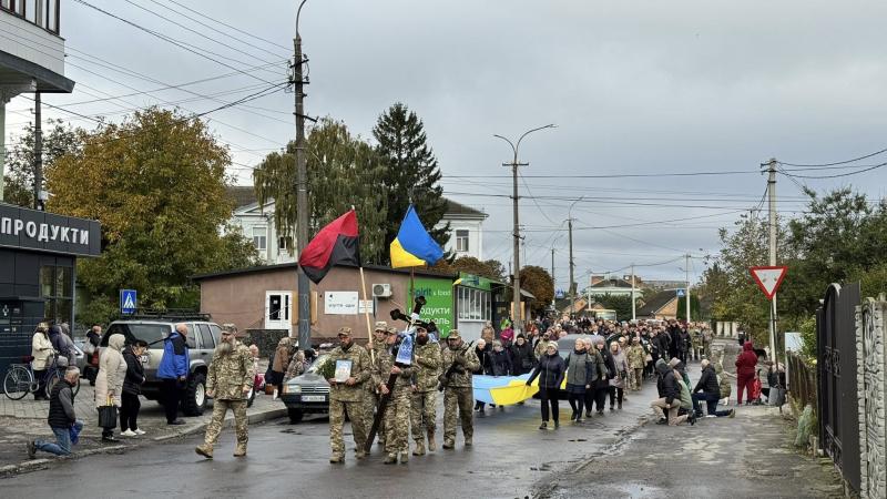 У Здолбунові віддали останню шану командиру, який загинув у бойових діях. Новини Рівненщини - Рівне Вечірнє.