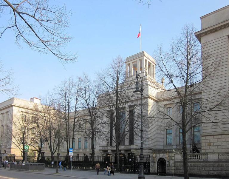 У Берліні, неподалік від російського посольства, була затримана жінка з ножем, яка ставила під загрозу охоронців.