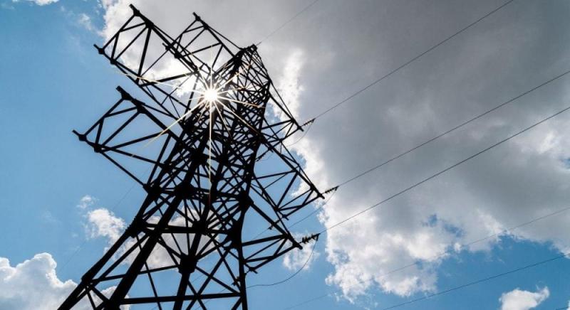 Протягом усієї ночі агресори завдавали ударів по енергетичній інфраструктурі України, повідомляє Міністерство енергетики.