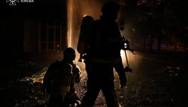 В результаті спільної атаки Російської Федерації відбулося влучання в чотирьох районах столиці України - повідомляє Державна служба з надзвичайних ситуацій.